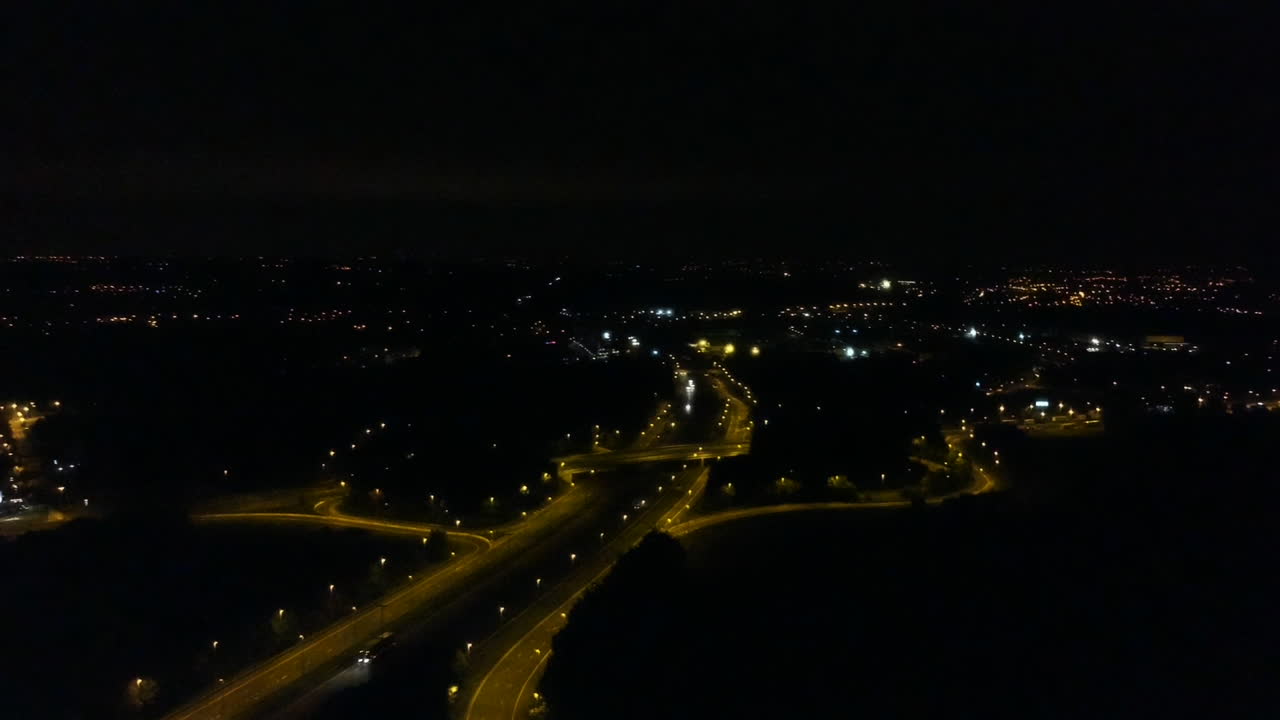 차가 지나가는 밤에 고속도로 샷