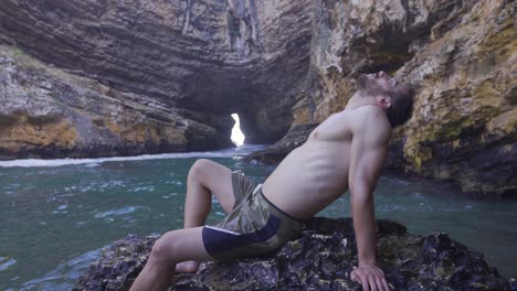 un joven musculoso y en forma de vacaciones en el mar.