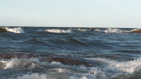 Stürmisches-Wetter-Mit-Weißen-Kappenwellen,-Die-Küste,-Ostsee,-Zeitlupe-Treffen