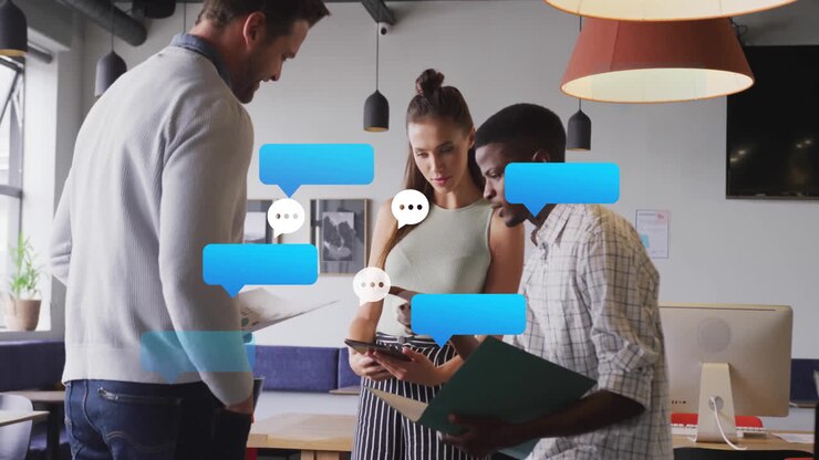 Animazione di icone multimediali su diversi colleghi che discutono di lavoro