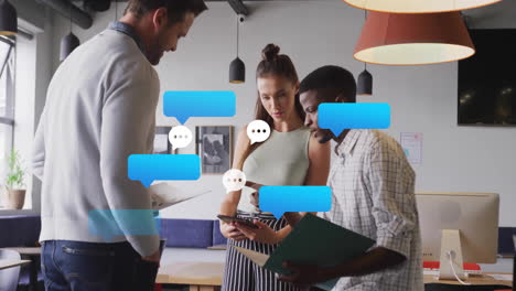 animación de iconos de medios sobre diversos colegas discutiendo el trabajo