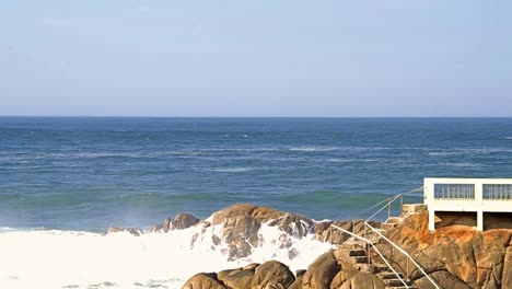 Ozean,-Der-Mit-Gewalt-Gegen-Die-Felsen-Prallt