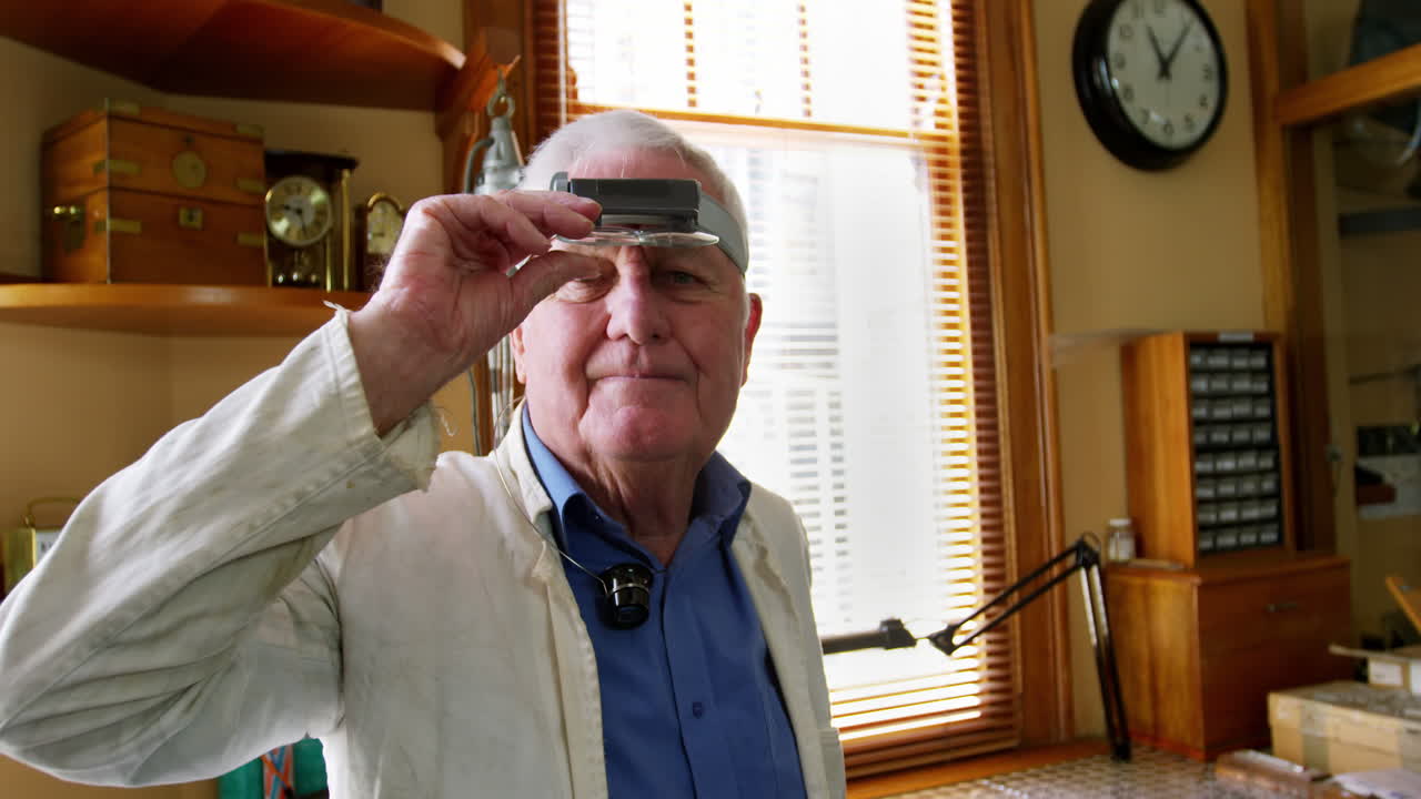 팔 을 고 서 있는 시계학자