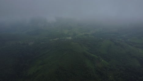 Un-Manto-De-Densa-Niebla-Blanca-Casi-Cubre-El-Paisaje-Verde-Debajo.