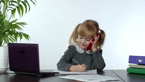 Lustiger-Chefmanager-Eines-Kleinen-Mädchens,-Der-Emotional-Am-Handy-Spricht-Und-Am-Computertisch-Sitzt