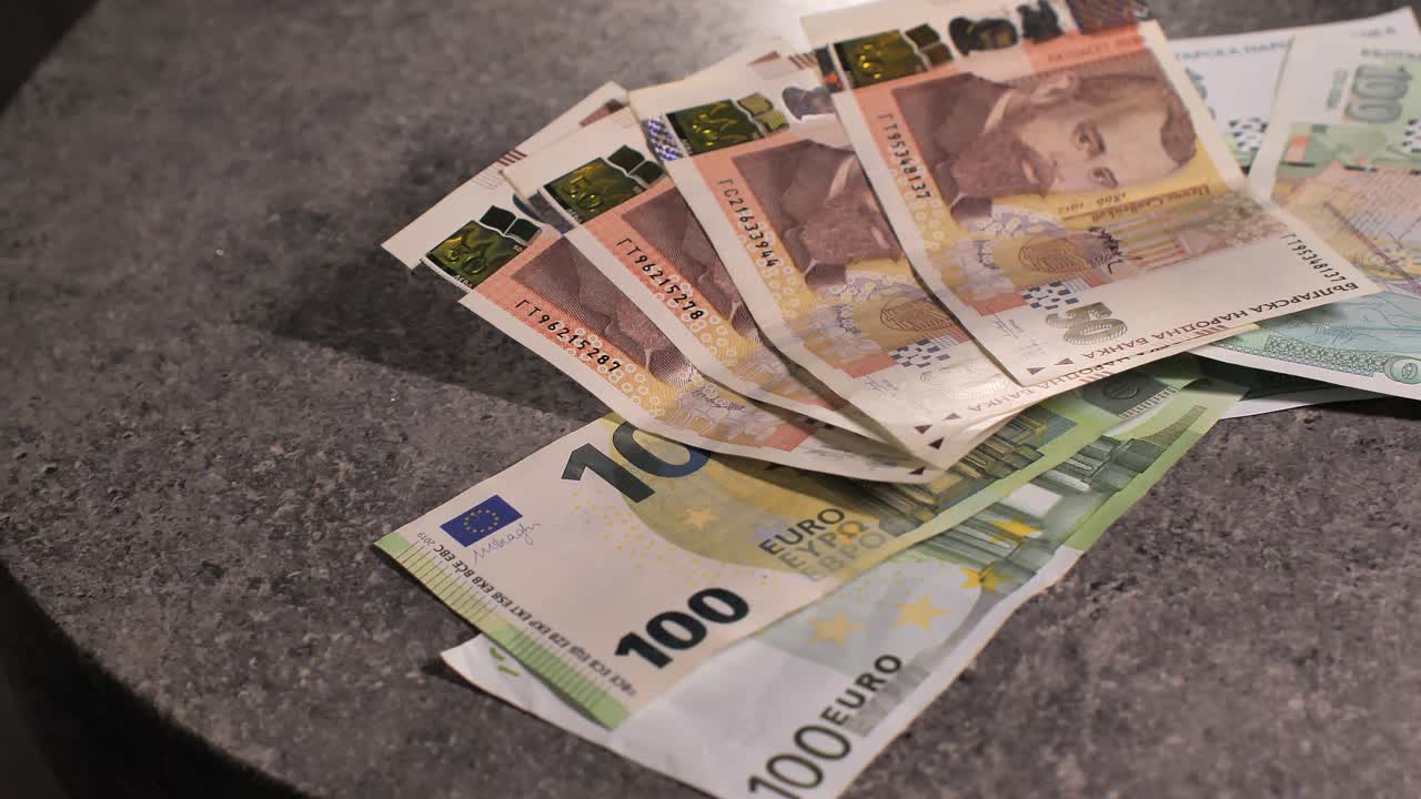 Bulgarien skifter valuta, bulgarske lev til euro. Valutaveksling. Papirpengesedler på bordet. Koncept, økonomi, konkurrence, krise, bankvæsen og finans. BGN, BGL. Scene A. Hånd optaget fra venstre mod højre