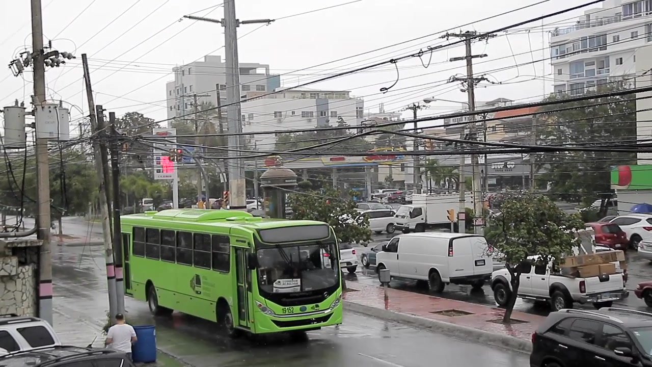 圣多明各，多米尼加共和国 - 2021年3月7日 圣多明各雨中交通稀疏的街道，罗慕洛·贝坦库尔大道和私人大道，sd，dr - 2021年3月7日