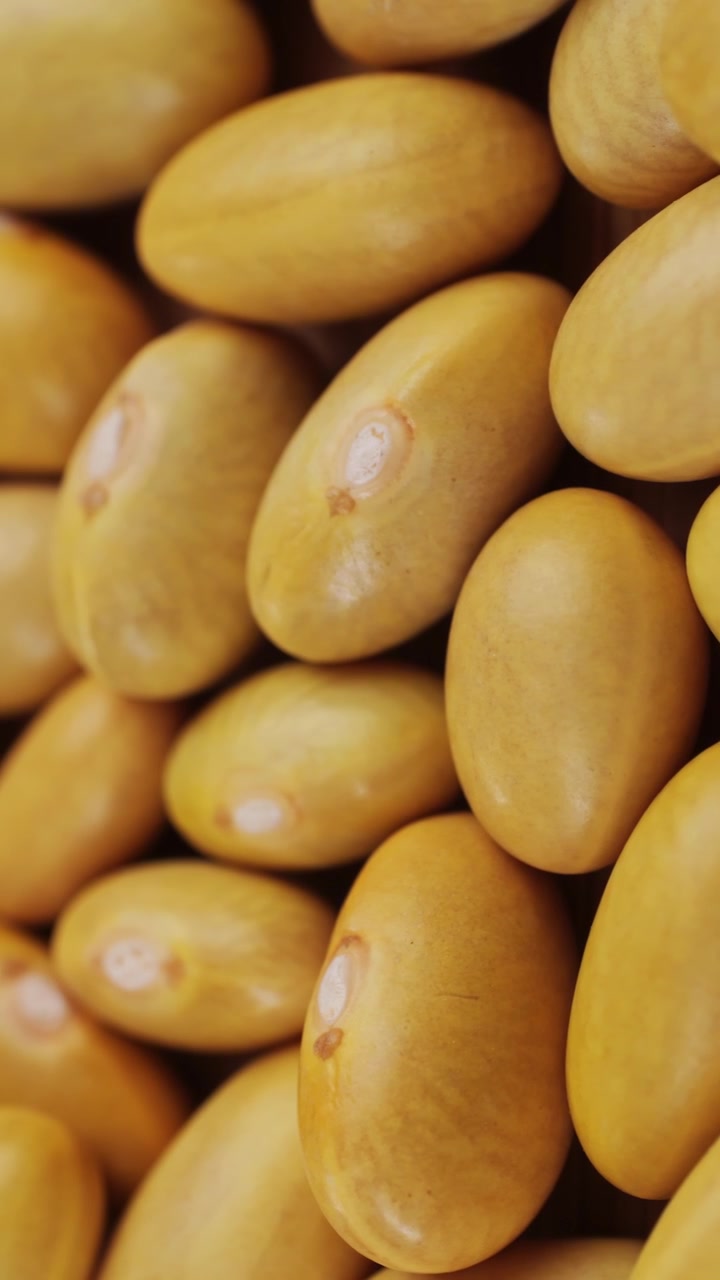 Primo piano macro di fagioli gialli crudi
