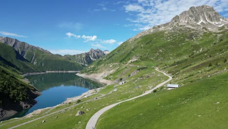 法国阿尔卑斯山的风景如画的道路和山湖 - - 空中拖车向前