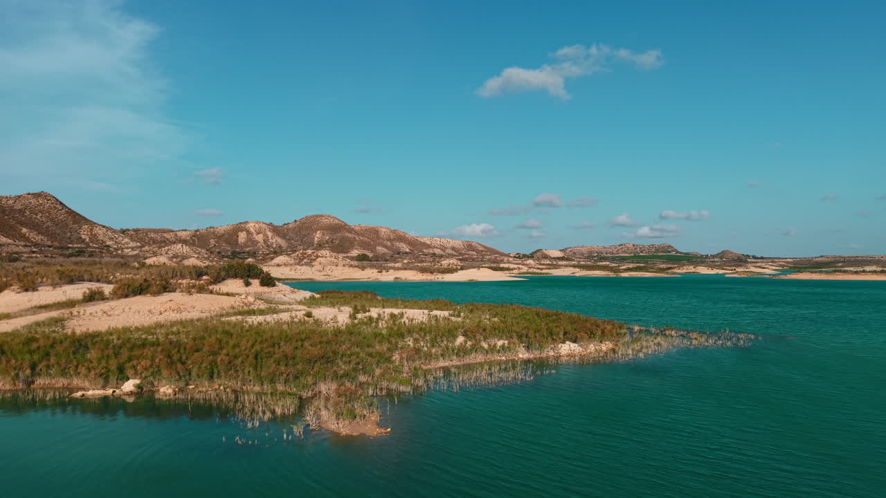 Una vista panoramica di un lago circondato da montagne