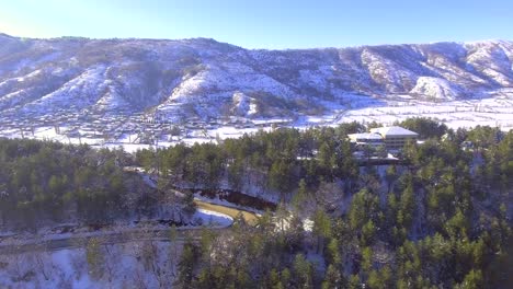 edificio rústico, pico de montaña nevado, bosque, avión no tripulado, video de stock, edificio, cabaña, lodge, casa, cabaña, rústico, climatizado, viejo, tradicional, montaña, pico, nieve, invierno