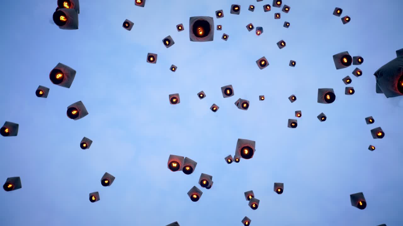 4k 많은 아시아 불 랜턴 발사. 중국 신년 하늘 랜턴 타이베이