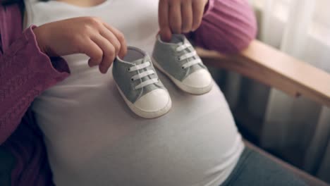 Glückliche-Schwangere-Frau-Und-Erwartetes-Baby-Zu-Hause.