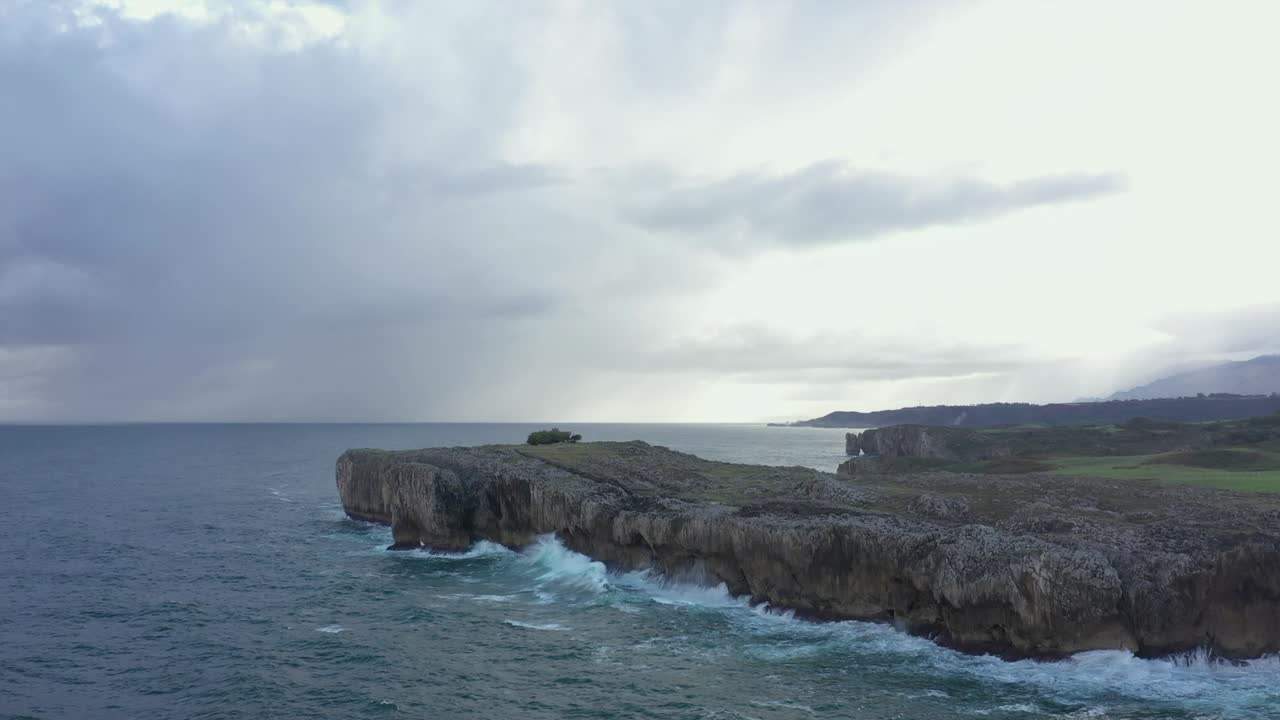costa irregular de bufones de pria costa en asturias, españa