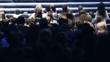 Timelapse-De-Personas-Viendo-El-Desempeño