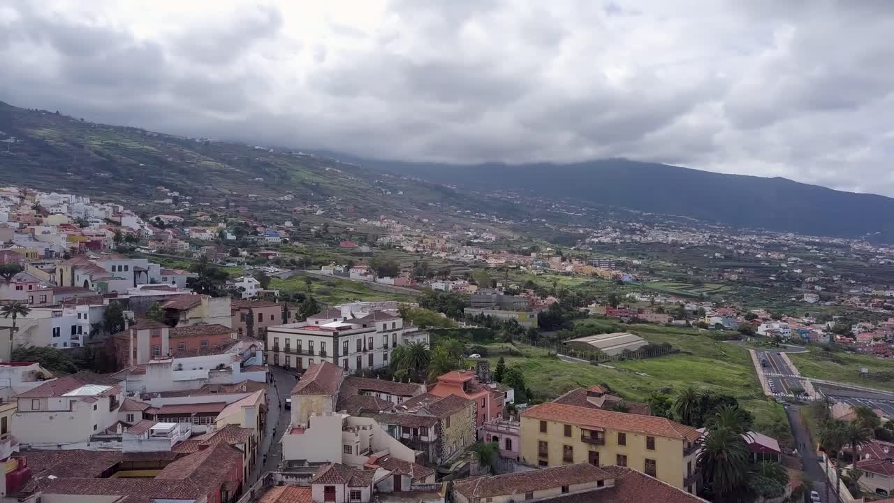 imágenes aéreas panorámicas del pequeño pueblo de puerto de la cruz en las islas canarias de tenerife españa