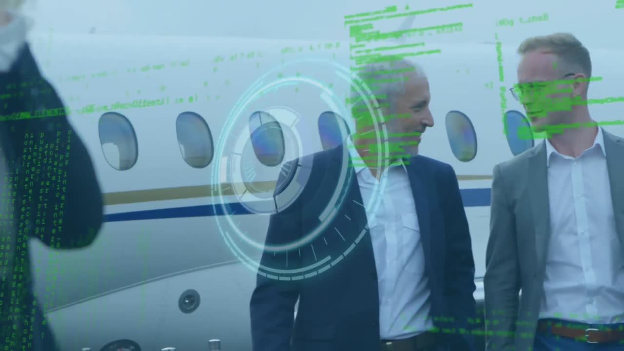 공항에서 논의하는 두 명의 백인 사업가에 대한 데이터 처리 및 둥근 스캐너의 애니메이션