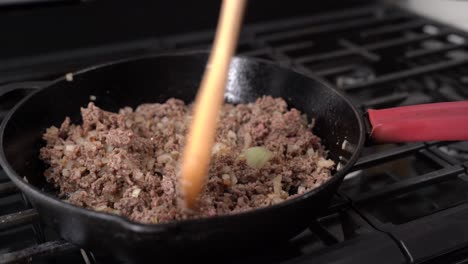 cocinar un poco de carne picada deliciosa para algunos deslizadores