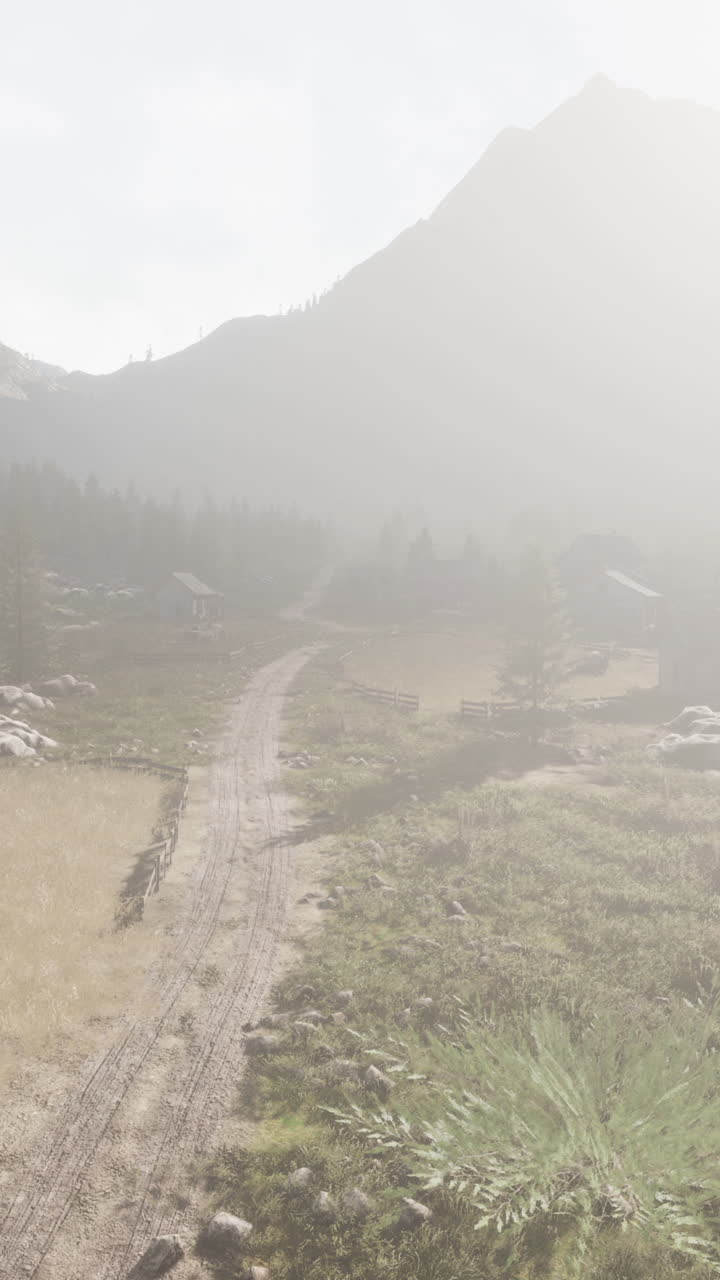 안개가 가득한 산의 농장 폐허