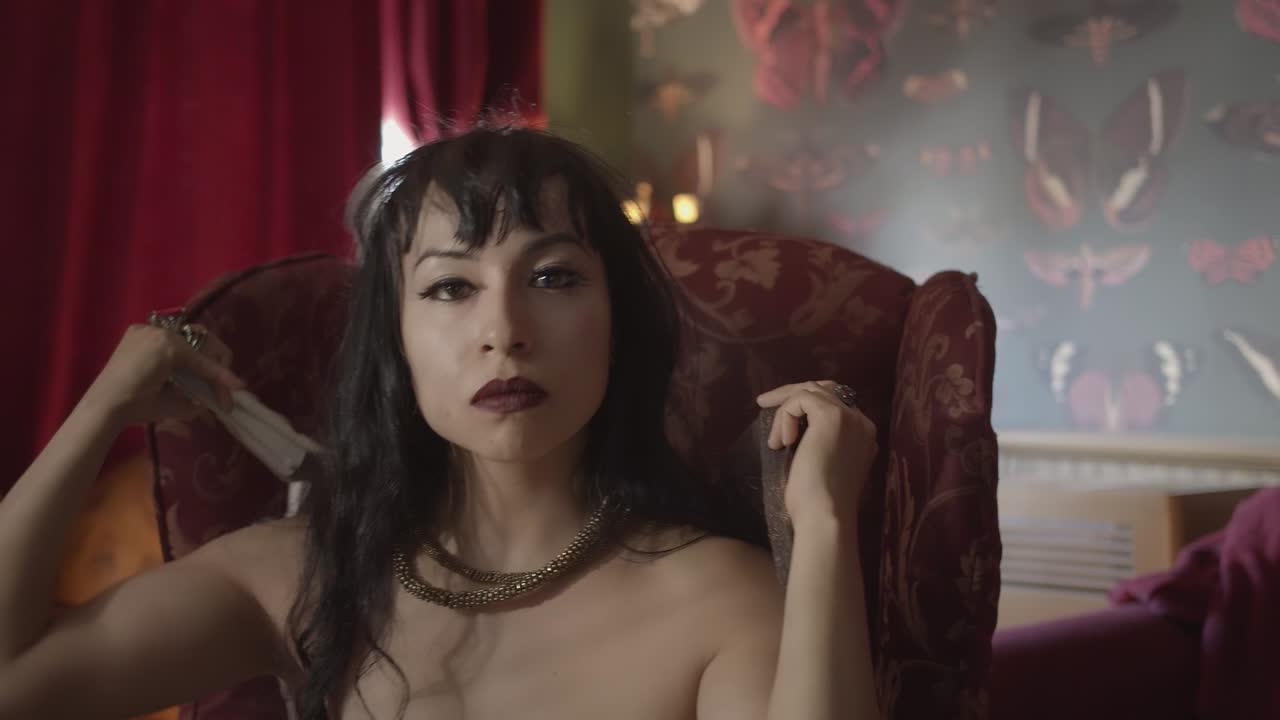 스팀펑크 가면을 벗는 아름다운 빈티지 여성