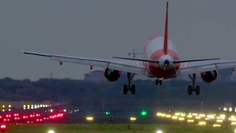 aterrizaje de un avión en la pista