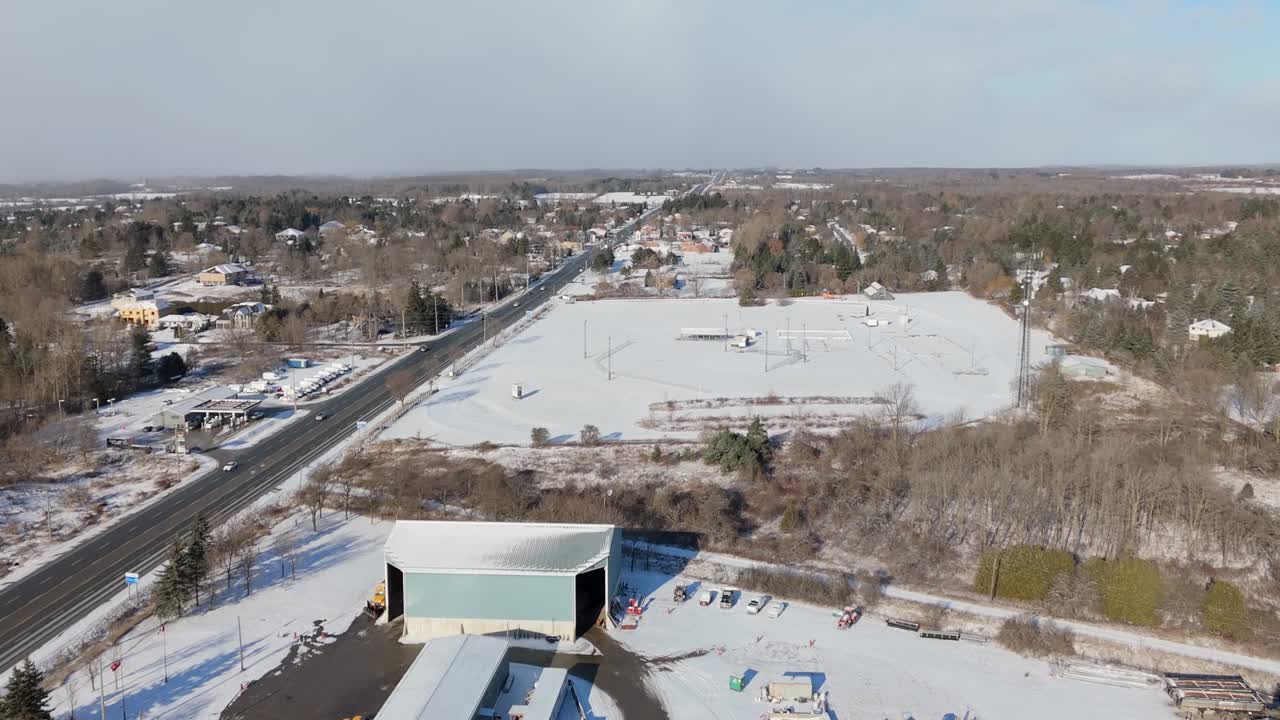 снегоуборщики и машины на городском инфраструктурном объекте в канадском городе зимой, перелет дронов.