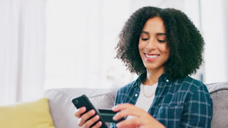tarjeta de crédito, teléfono y mujer feliz haciendo en línea