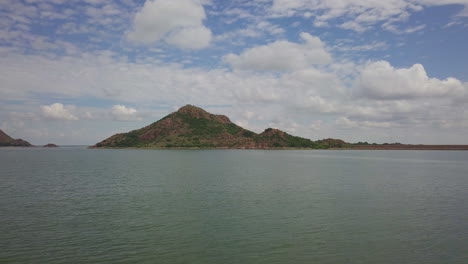 establecimiento de una toma aérea de una isla apartada sobre aguas claras