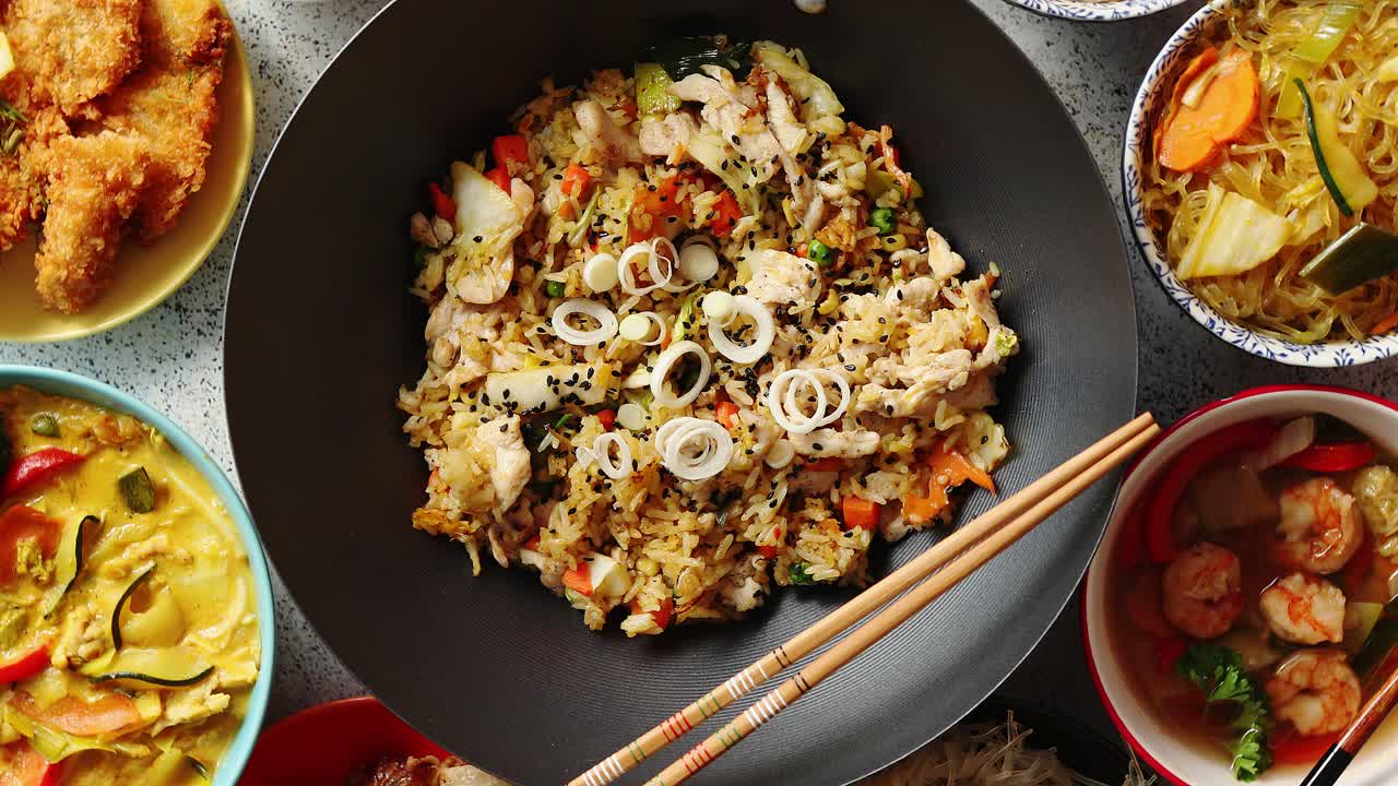 composición de comida oriental asiática en vajilla colorida