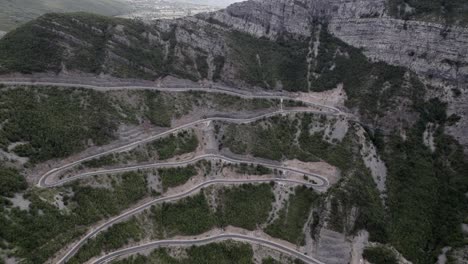 Drohnenvideo-Einer-Aufschlussreichen-Vogelperspektive-Des-„rrapsh-Serpentine“-Gebirgspasses-Auf-Der-Sh20-Straße-In-Grabom,-Albanien,-Leqet-Und-Hotit,-Kann-Von-Kreisenden-Fahrzeugen-Gesehen-Werden