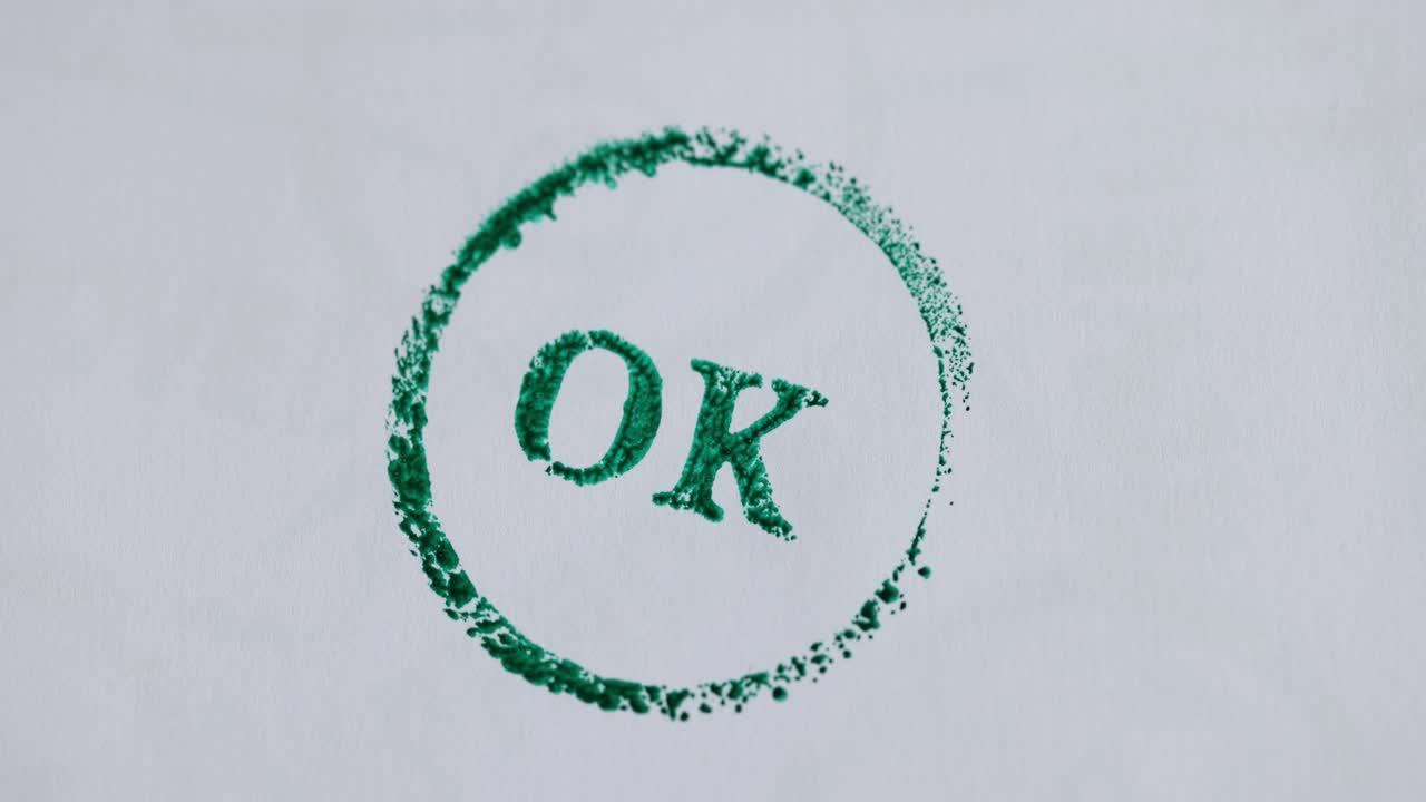 mujer mano poniendo sello verde ok en el documento primer plano película 4k