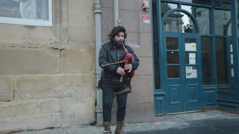 a street performer on the royal mile in edinburgh