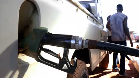 hombre llenando gasolina 4k