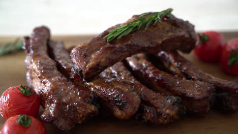 costillas de cerdo a la parrilla y barbacoa con romero