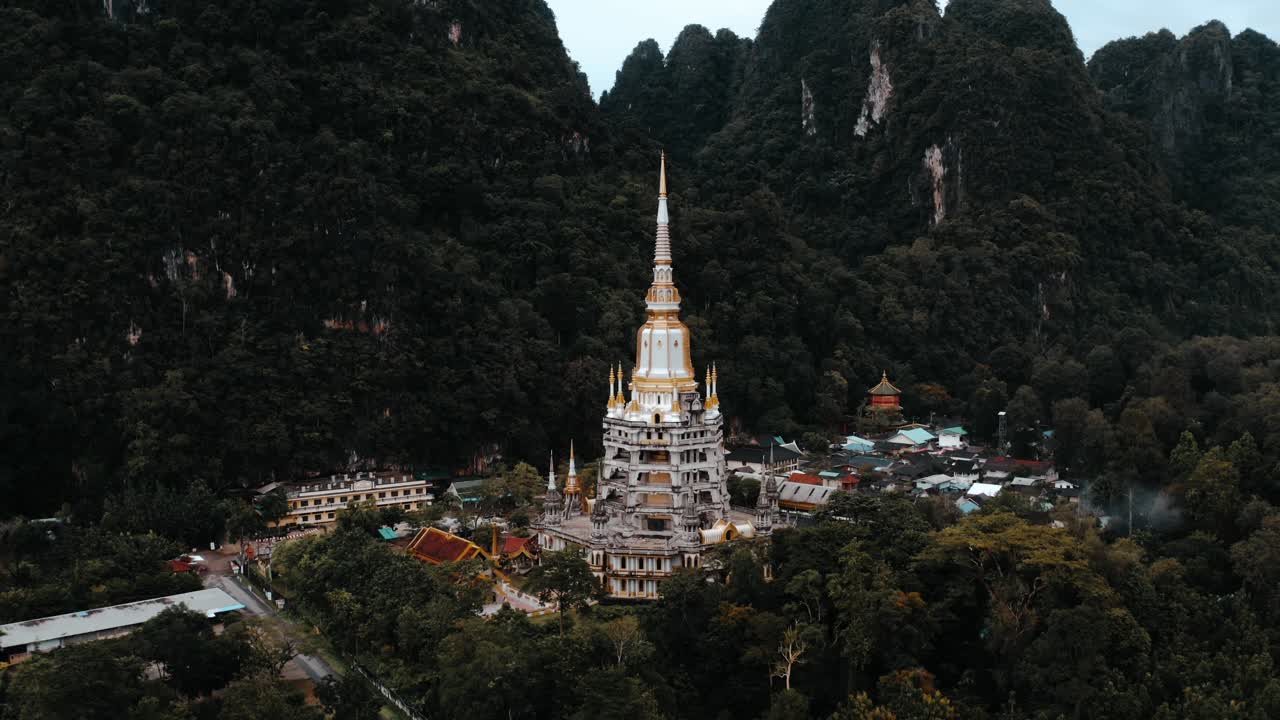 templo del dragón tigre tailandia panorámica derecha disparo de dron