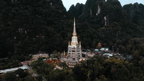 Tiger-Drachen-Tempel-Thailand,-Rechts-Schwenkender-Drohnenschuss