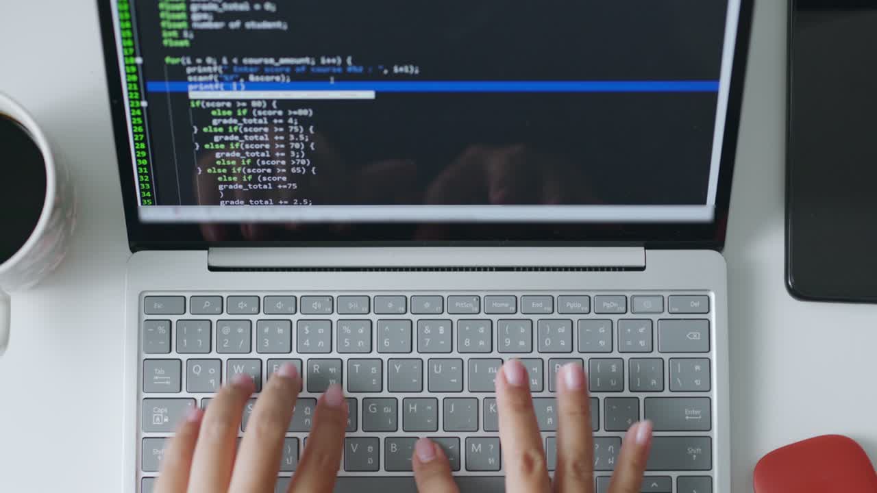 programador trabajando en una computadora portátil, escribiendo en el teclado, para comprobar la codificación en el sistema de bugging. vista superior