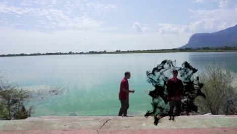 hombre en el lago vadatalav en triple función
