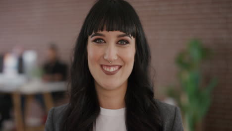 retrato de cerca mujer de negocios joven independiente riendo disfrutando de un estilo de vida exitoso mujer empresaria espacio de trabajo de oficina