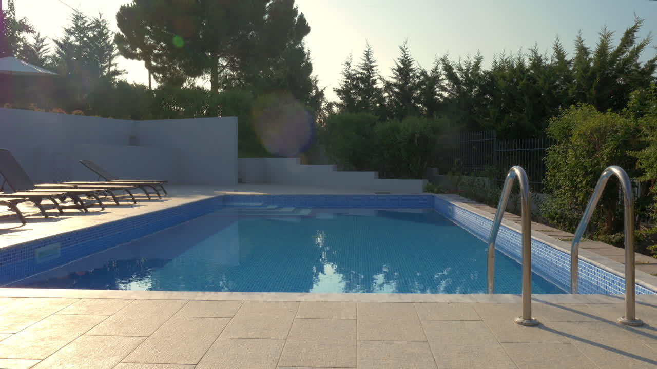 Udendørs swimmingpool og tomme liggestole