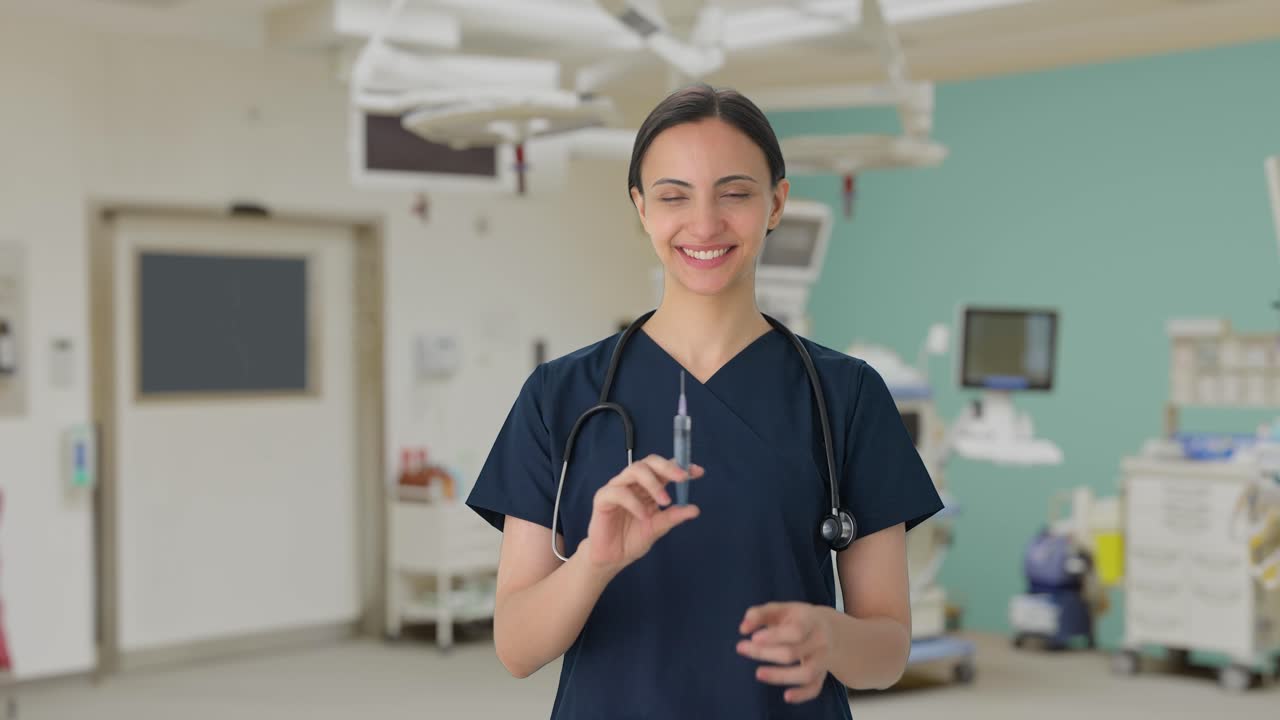 vacuna de relleno de hembra india feliz en la inyección