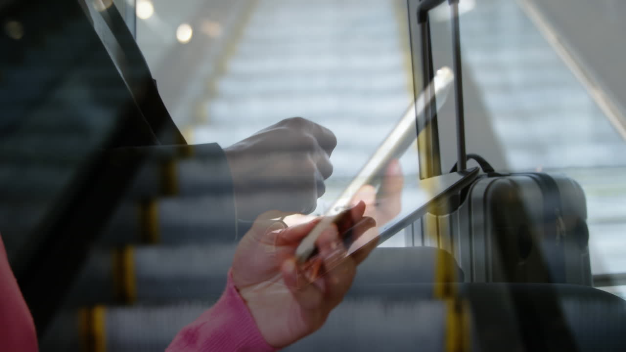 스마트 폰을 사용하는 사람이 디지털 태블릿을 사용하는 공항에서 사업가를 상대로