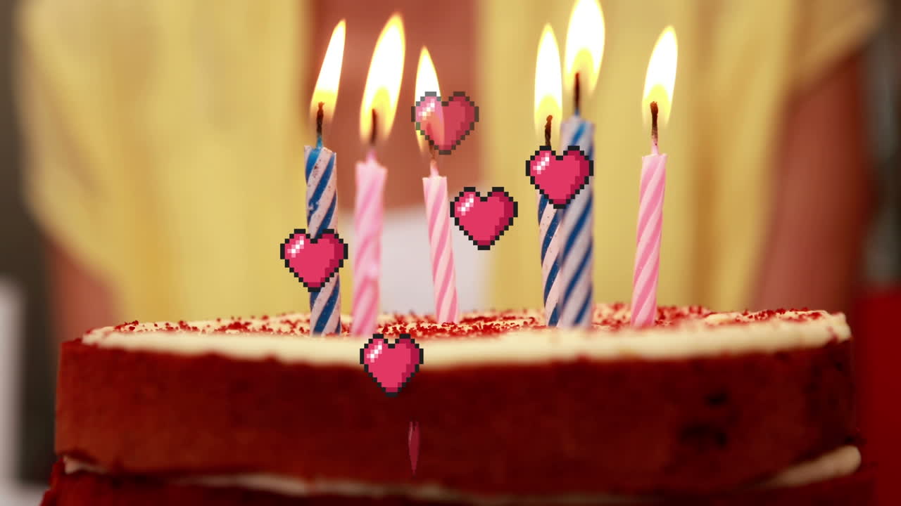 animación de corazones flotando sobre las velas en el pastel de cumpleaños