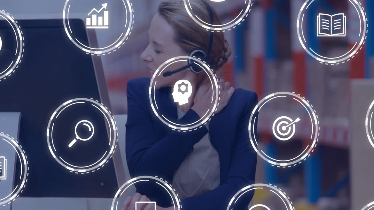 Donna d'affari con cuffie che lavora, circondata da icone digitali e animazioni di grafici