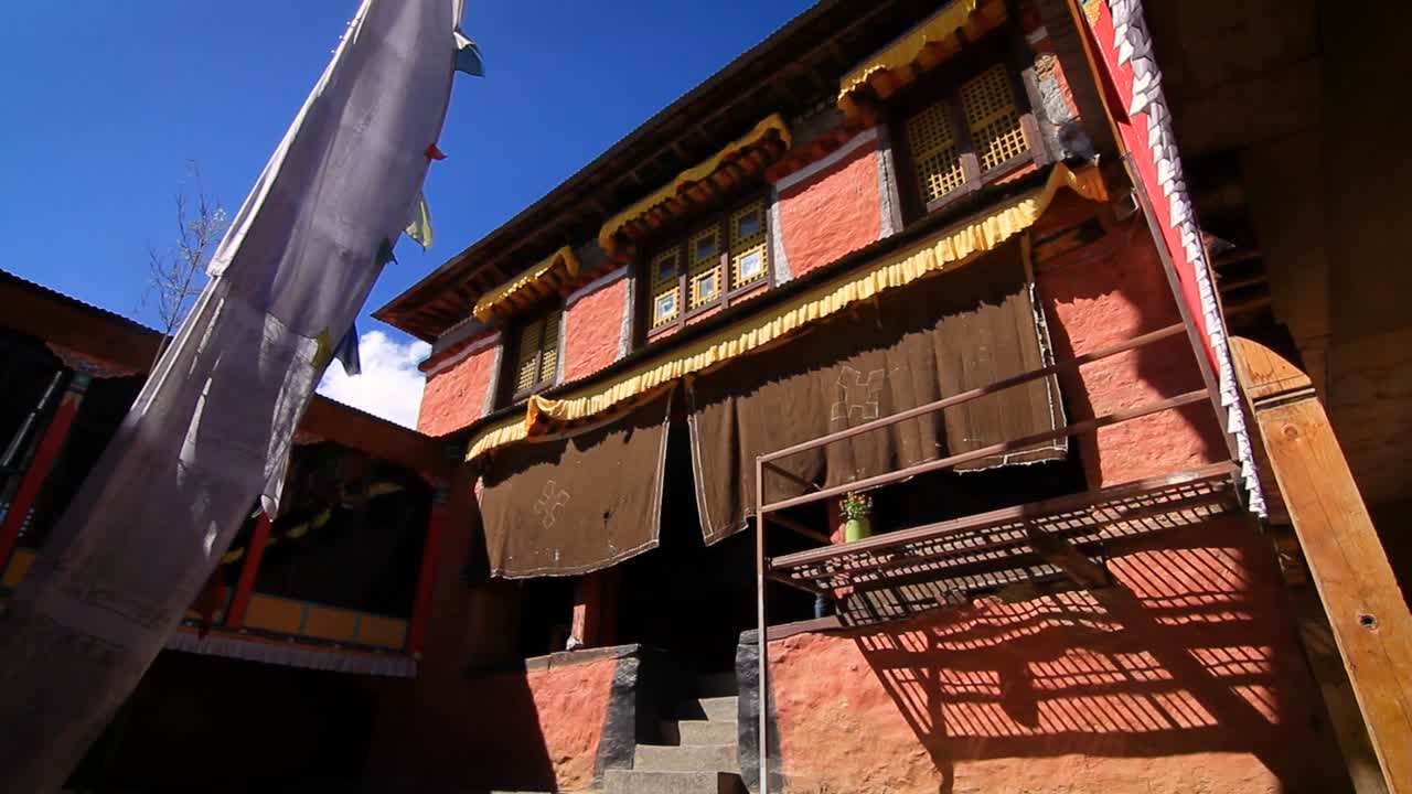 templo en nepal con banderas de oración