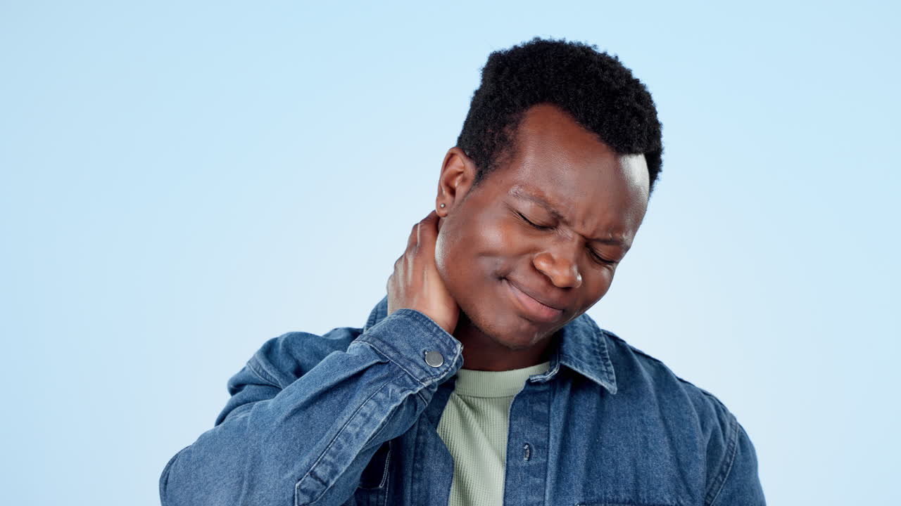 cuello, dolor y lesiones del hombre en el estudio