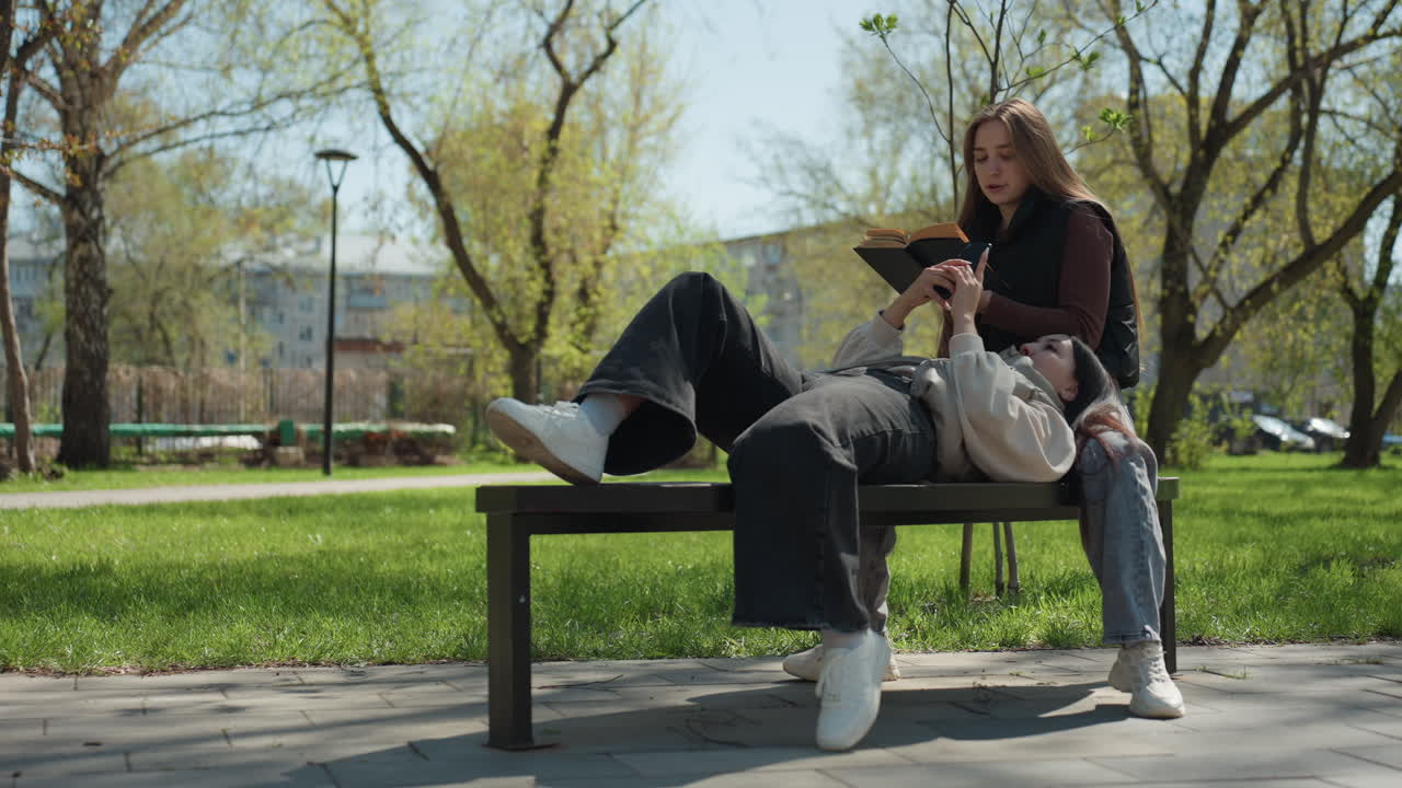 소중한 동반자들이 야외에서 평온한 하루를 보내고, 오랜 친구들이 밝은 나뭇잎 캐노피 아래에서 고요한 시간을 즐기며, 다정한 친구들이 화창한 공원에서 함께 앉아 평화와 기쁨을 찾아요.