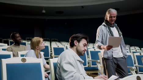 gente en el teatro antes del ensayo