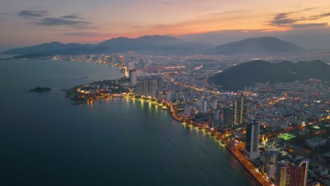 Drone-View-Nha-Trang-Beach-City-Desde-El-Norte-Al-Atardecer---Provincia-De-Khanh-Hoa,-Vietnam-Central