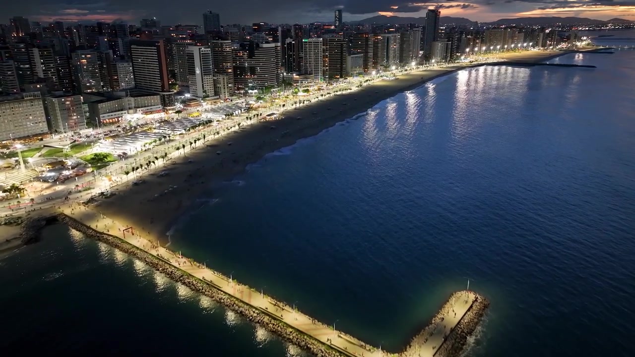 Spiaggia notturna a Fortaleza, Ceará, Brasile. Centro città. Paesaggio urbano e costiero. Scenario cittadino.
